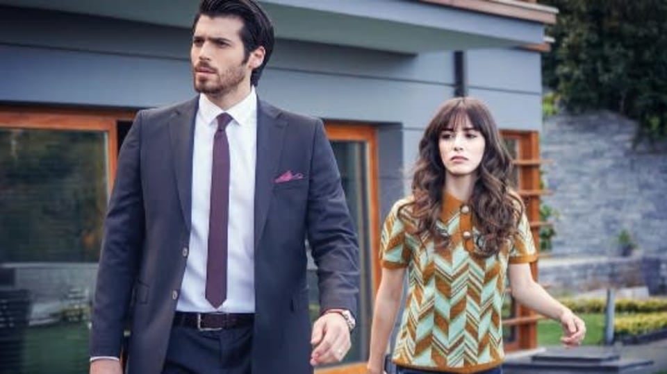 Nazli musí v pět odpoledne odejít z domu, aby se s podnikatelem nepotkala
